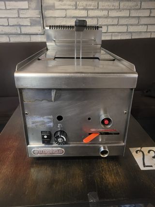 Freidora de gas marca Bertos.