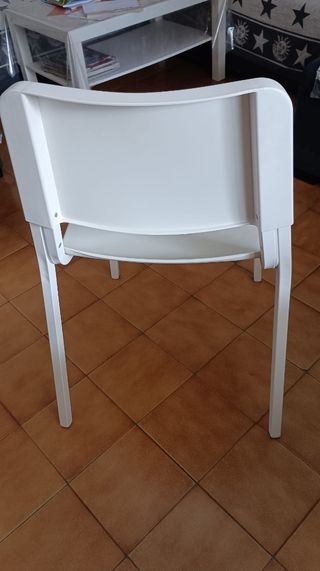 5 sillas blancas metálicas y plástico