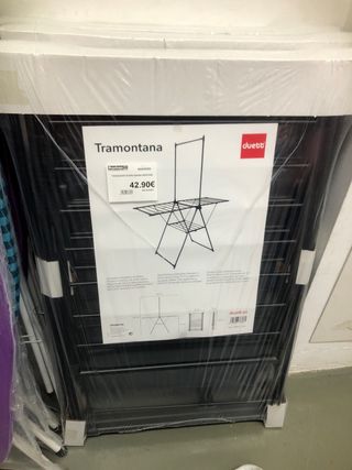 Tendero de acero con barras para percha