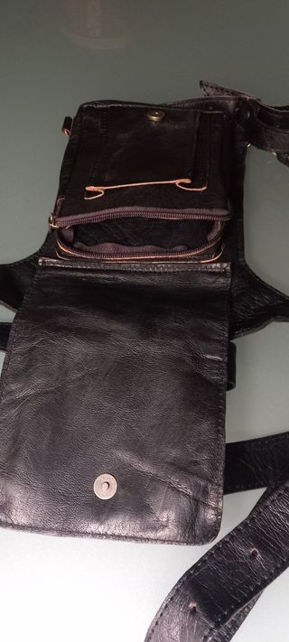 Pernera, bolso de pierna o riñonera de piel.