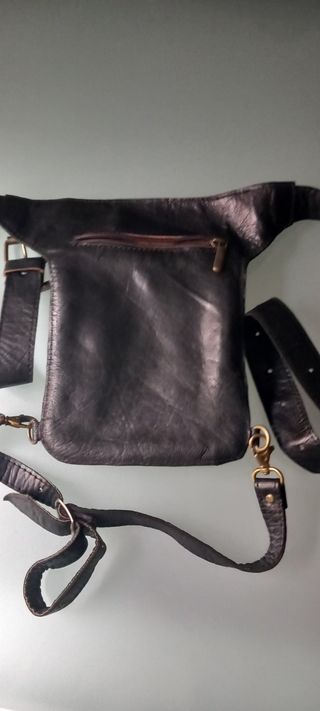 Pernera, bolso de pierna o riñonera de piel.