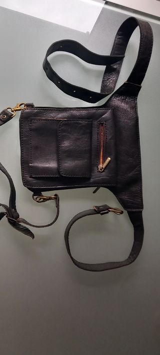 Pernera, bolso de pierna o riñonera de piel.