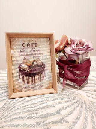 Cuadro café y pastel con marco de madera