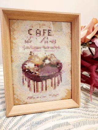 Cuadro café y pastel con marco de madera