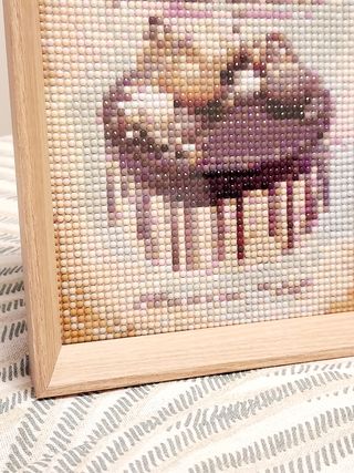 Cuadro café y pastel con marco de madera