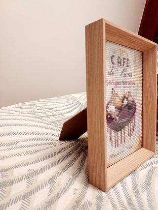 Cuadro café y pastel con marco de madera