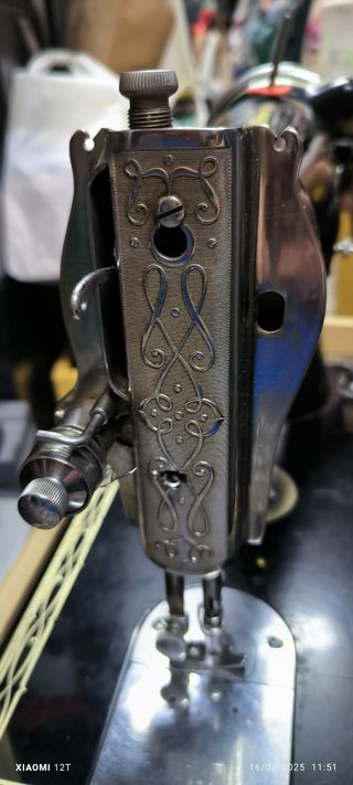Antigua Máquina de coser CLEOPATRA