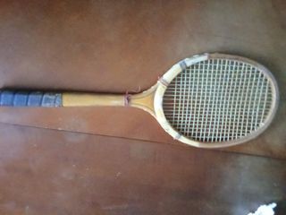 Raqueta de madera antigua
