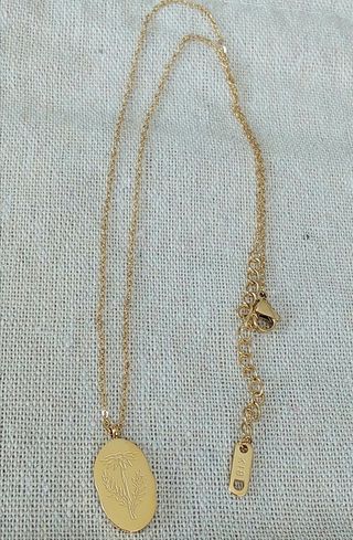 Collar flor nacimiento mes de abril