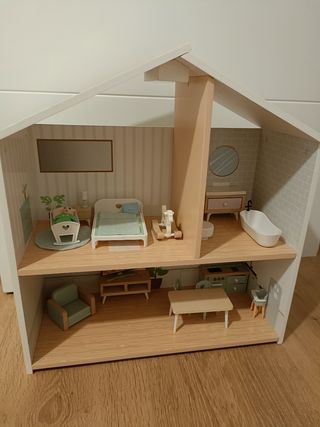 Casa de muñecas con accesorios.