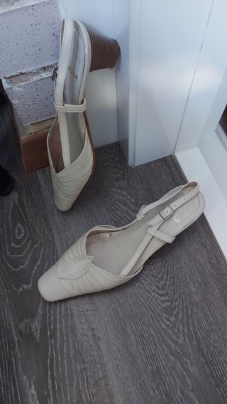 Sandalias beige punta cuadrada Karina 38