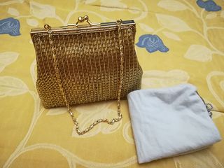 Bolso de señora de fiesta dorado