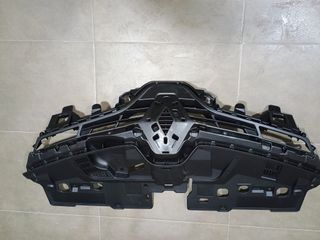 Calandra frontal superior  Renault Cio lV .