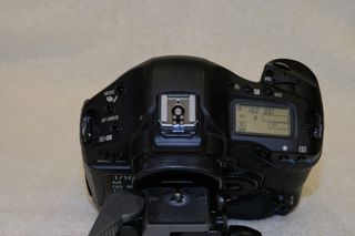 CANON 1D Mark IV + LENTE CANON EF 17-40 ACCESORIOS