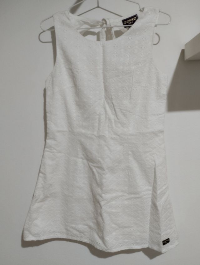 Vestido Superdry. Bordado flores.