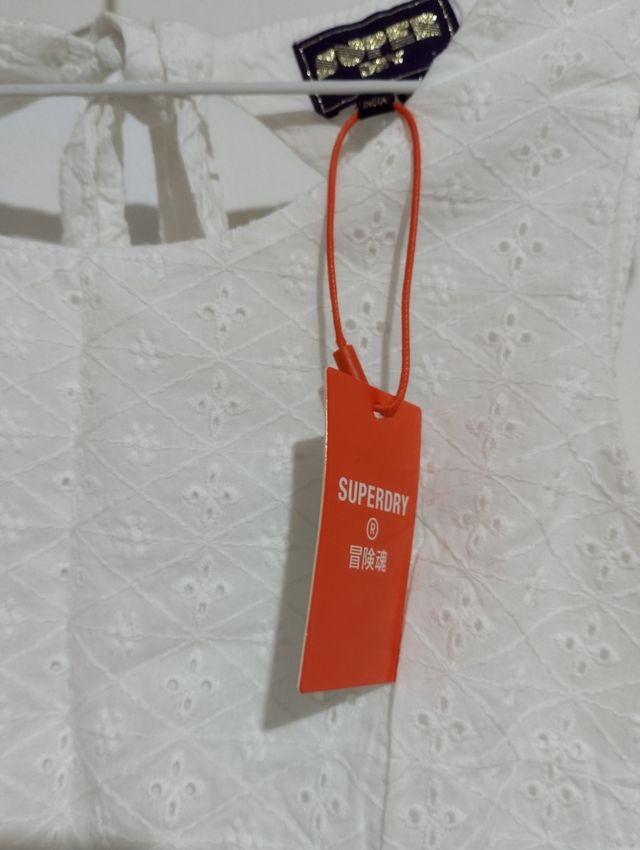 Vestido Superdry. Bordado flores.