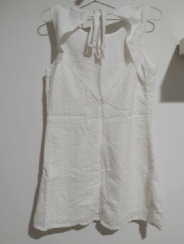 Vestido Superdry. Bordado flores.