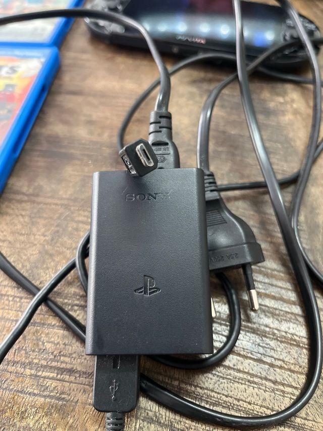 Psvita con 48 juegos y 2 tarjetas 32y4 gb