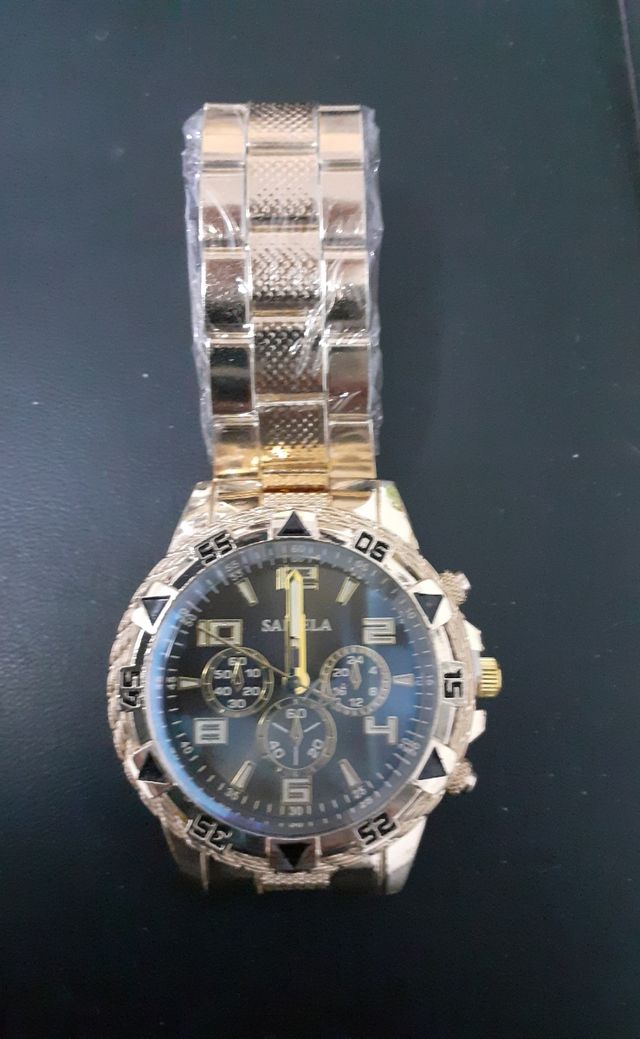 Reloj dorado esfera negra. 