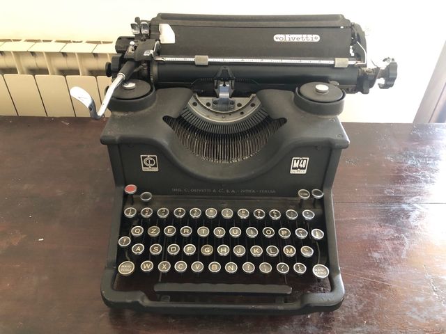 Macchina da scrivere d’epoca Olivetti ICO M40