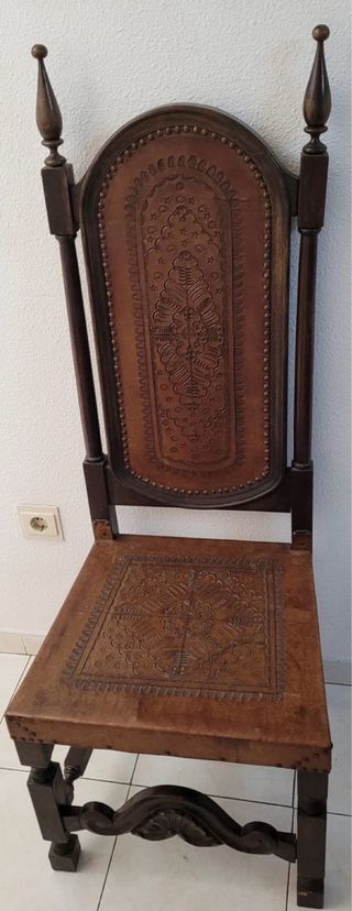 Silla antigua labrada en cuero
