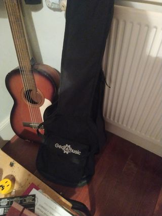 Guitarra eléctrica con amplificador