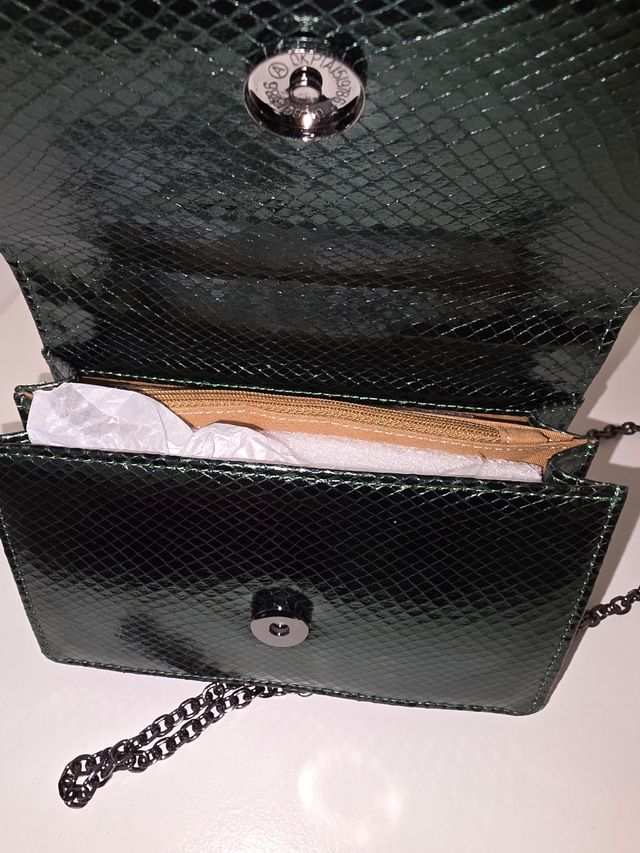 Bolso de hombro en verde. Nuevo