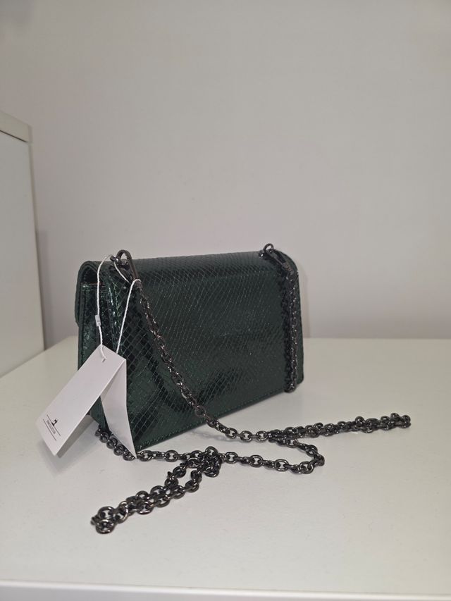 Bolso de hombro en verde. Nuevo