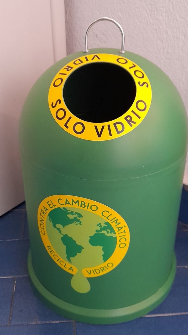 Vendo un cestino per la raccolta differenziata