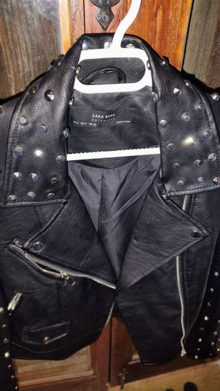 Cazadora tachuelas y parche de calavera de Zara