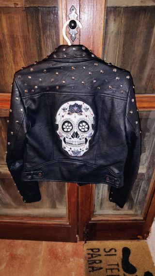 Cazadora tachuelas y parche de calavera de Zara