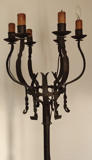 Lámpara de pie hierro forjado castellano antigüo