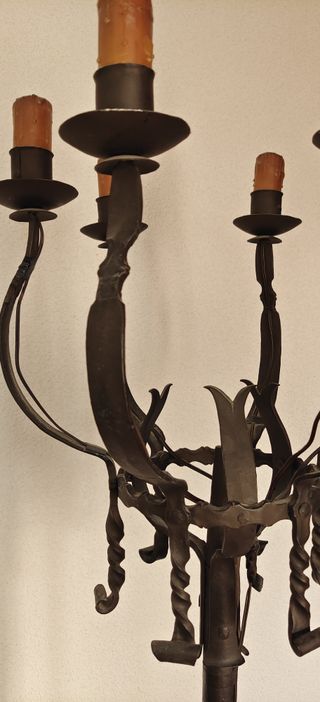 Lámpara de pie hierro forjado castellano antigüo