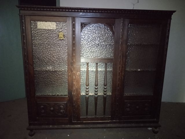 Antiguo mueble vitrina