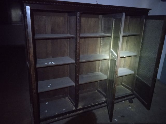 Antiguo mueble vitrina