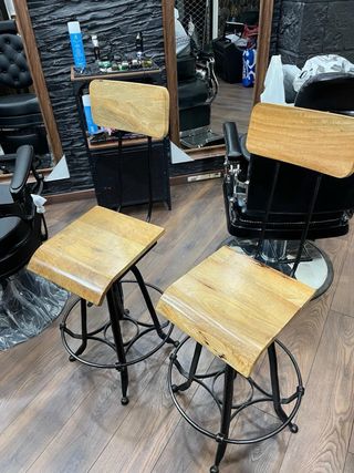 Preciosas sillas de madera y hierro forjado