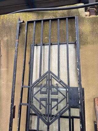 Puerta doble de hierro