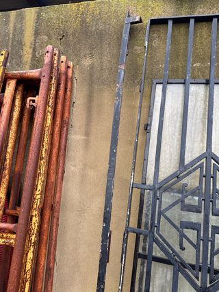 Puerta doble de hierro