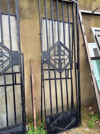 Puerta doble de hierro