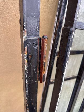 Puerta doble de hierro