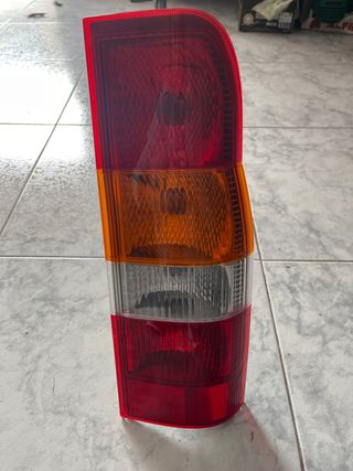 Faro trasero ford transit