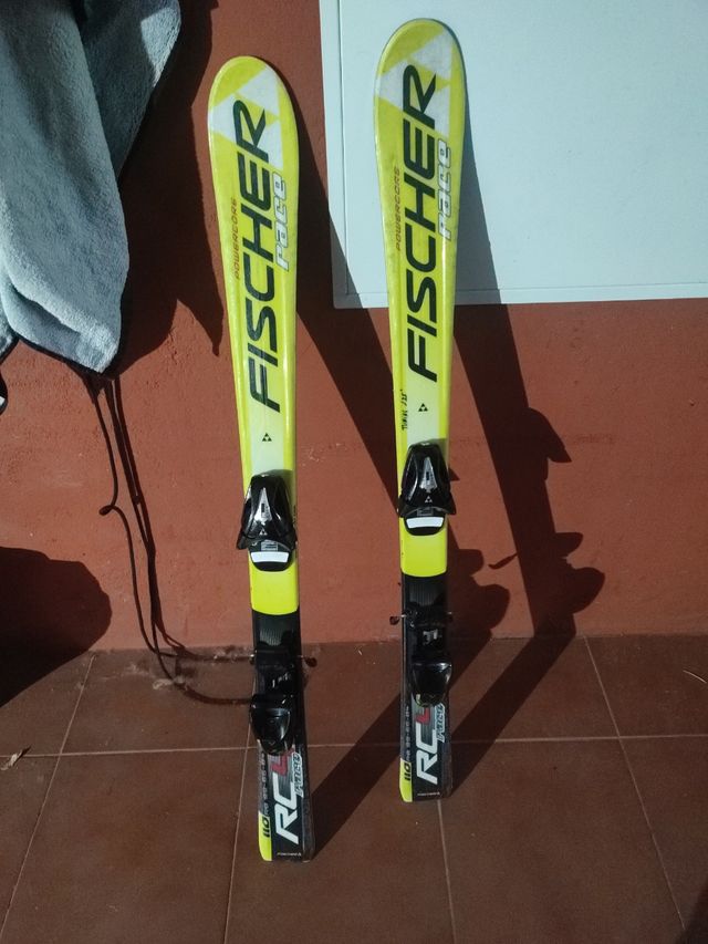 Esquí niño con bastones y casco