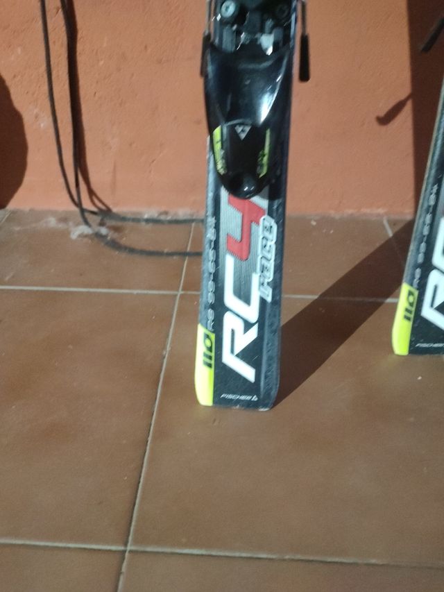 Esquí niño con bastones y casco