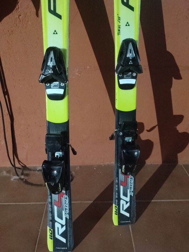 Esquí niño con bastones y casco