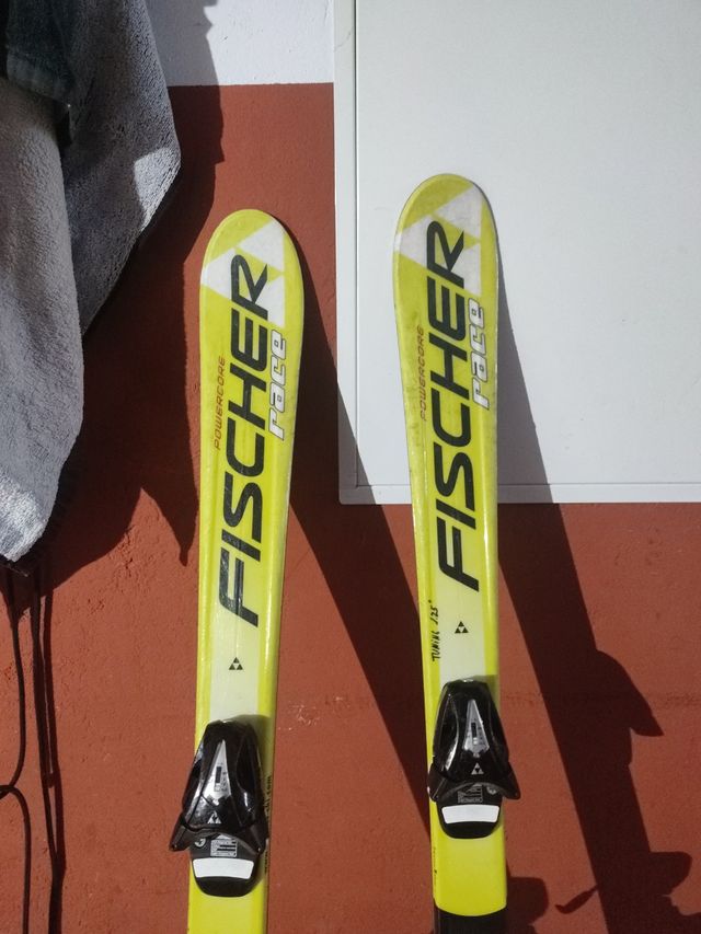 Esquí niño con bastones y casco