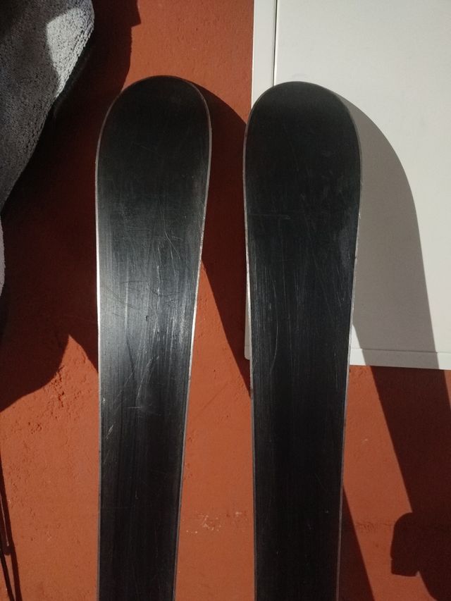 Esquí niño con bastones y casco