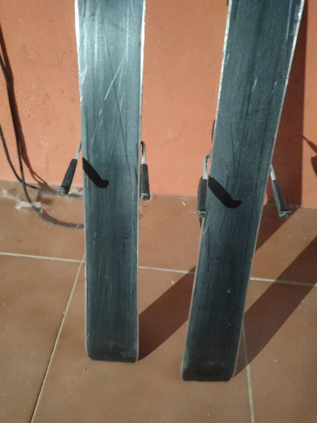 Esquí niño con bastones y casco