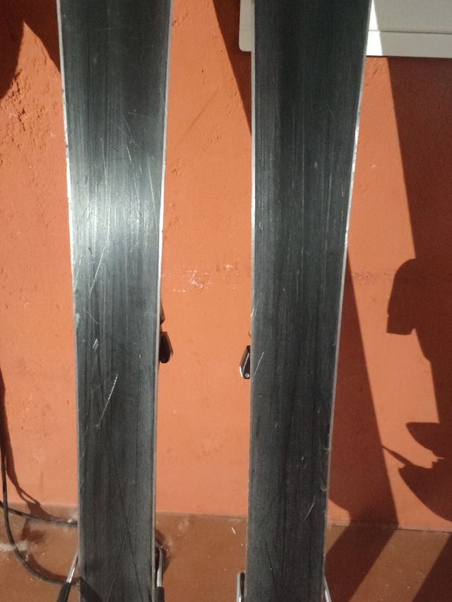 Esquí niño con bastones y casco