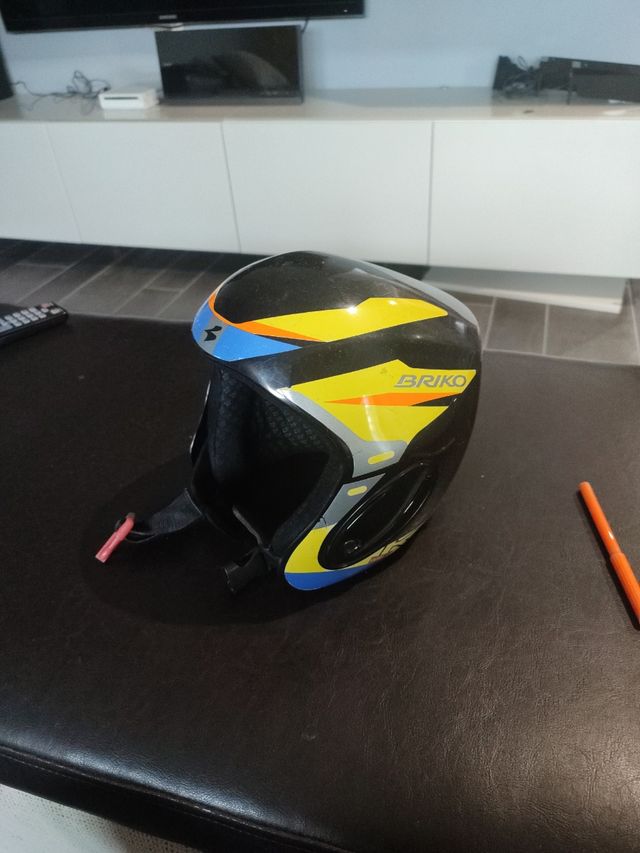 Esquí niño con bastones y casco