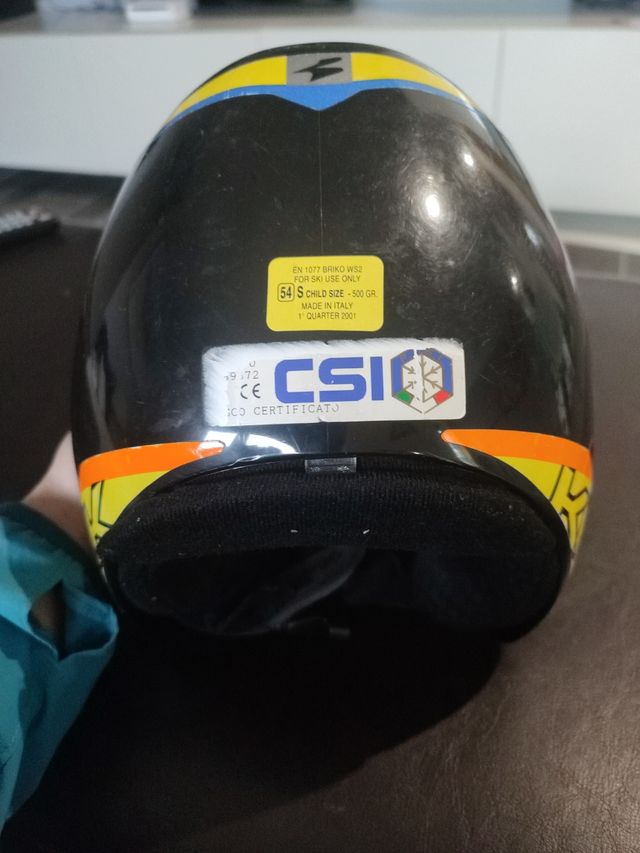 Esquí niño con bastones y casco